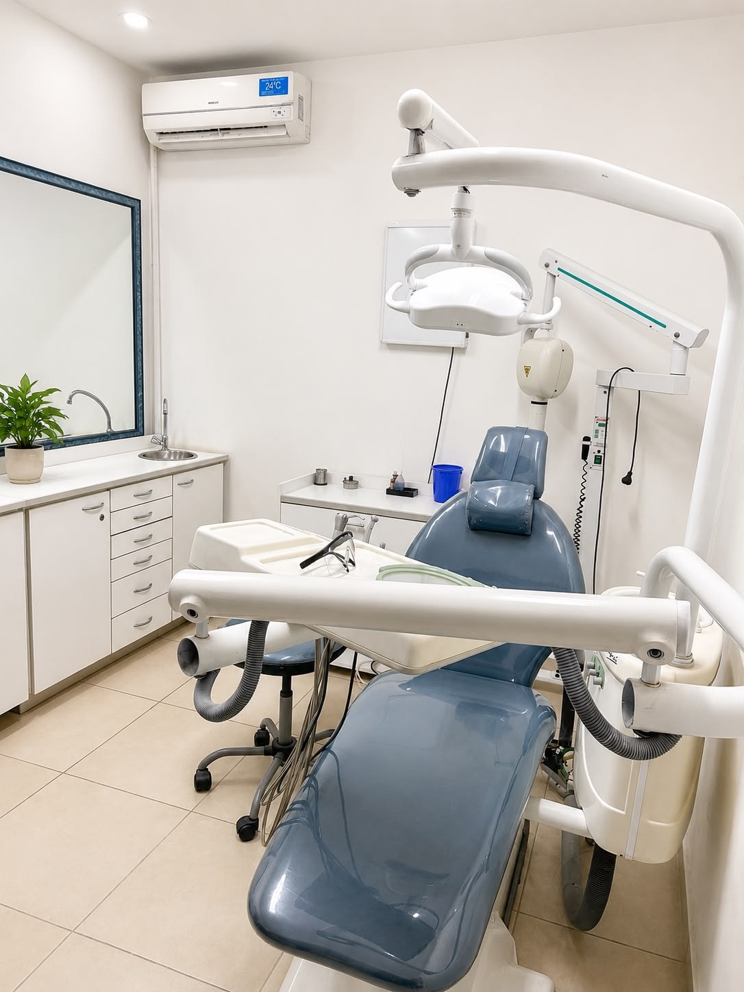 Área de atención con sillón azul y equipo de radiografía